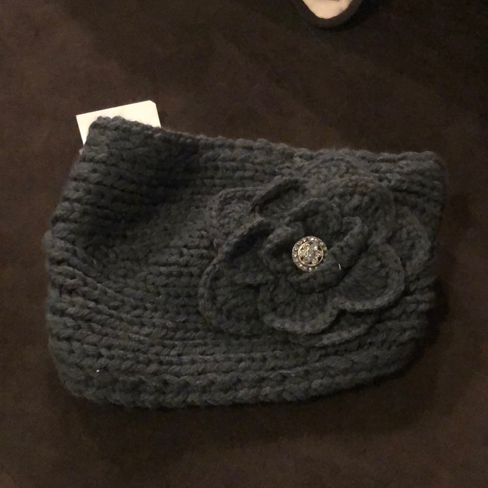 Knitted headband with flower